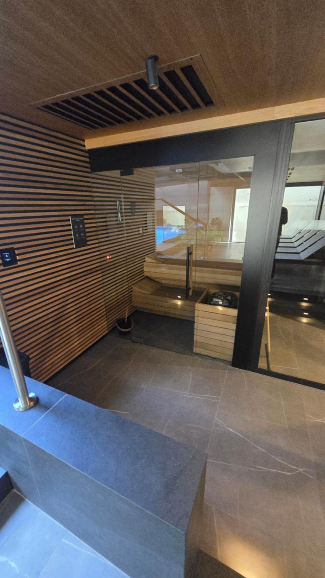 Luxury Center Apartments, Pool & Sauna & Gym & Self Check In 24 H & Free Parking Apartment *